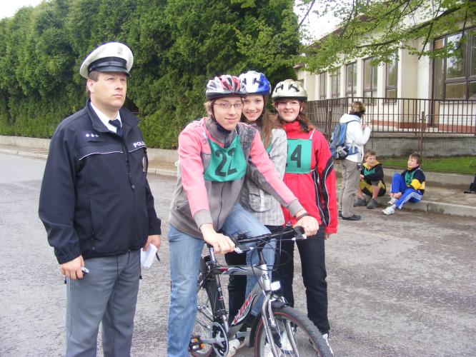 Na jízdu mladých cyklistek z Dačic dohlíží zástupce DI J.Hradec npor. Bc. Milan Urbanec .jpg