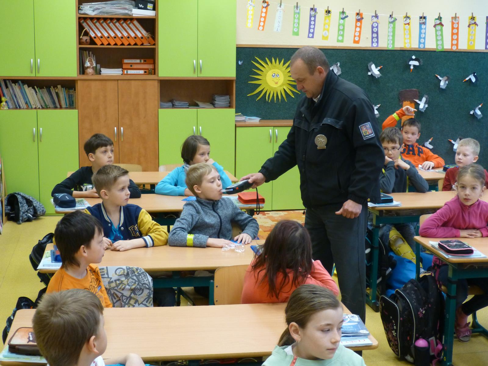 Na téma bezpečného přecházení vozovky pohovořili policisté u druháčků na 3.ZŠ v JH.JPG