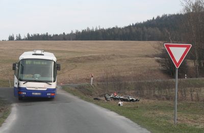 Nehoda mezi motocyklem a autobusem .jpg