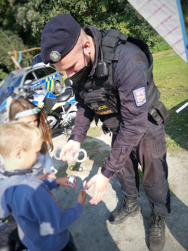 Nejmenší žáci na sedadle služebního motocyklu - Chvalkovice 14.9.2021