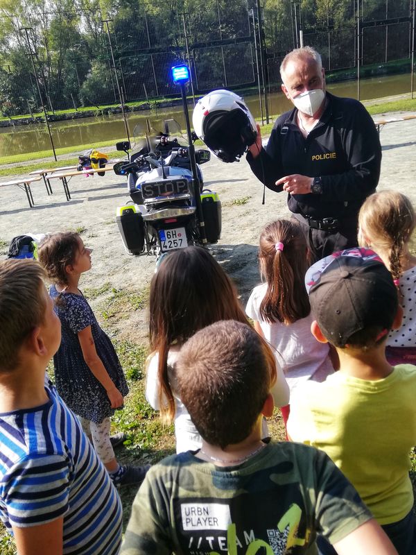 Nejmenší žáci na sedadle služebního motocyklu - Chvalkovice 14.9.2021