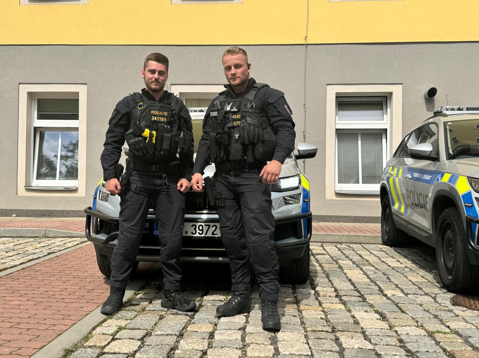 policisté nstržm. David Veselý a pprap. Martin Zahrádka 