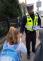 Opava -dopravní policista předává reflexní pásek