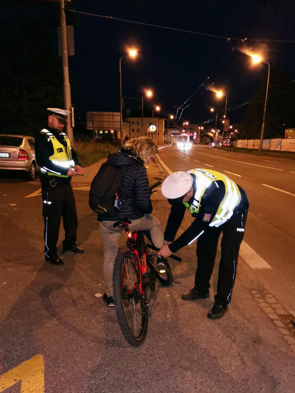 Opava - reflexní pásek ke kotníku cyklistce