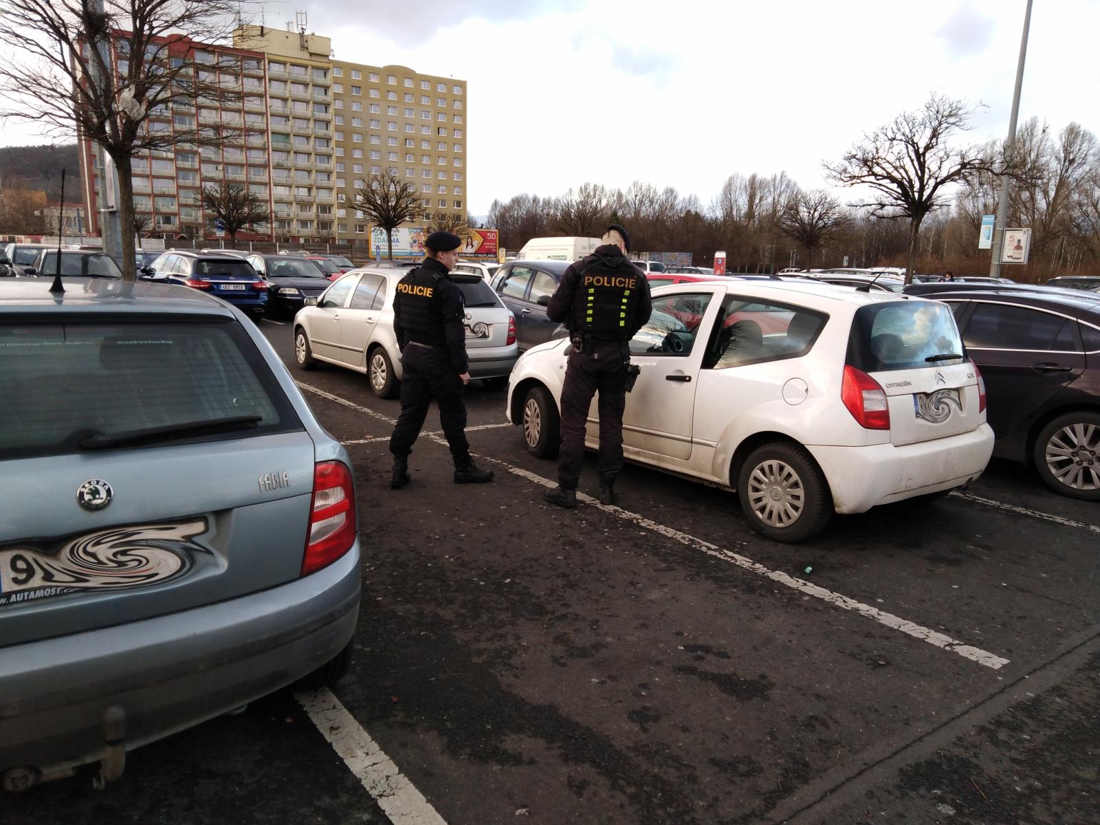 Parkoviště u supermarketu