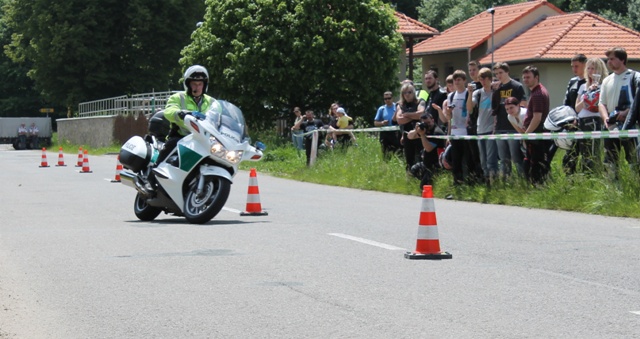 Pepa Sršeň pocvičil i policisty.JPG