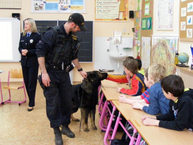 Policejní psovod se služebním psem Torem