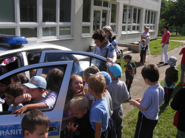 Policejní auto v obležení předškoláků