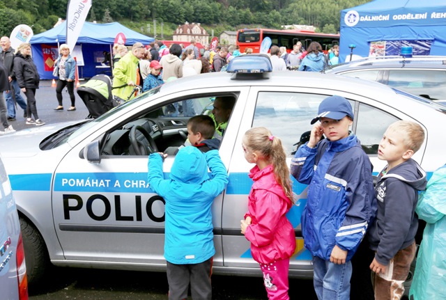 Policejní auto zajímalo hlavně děti