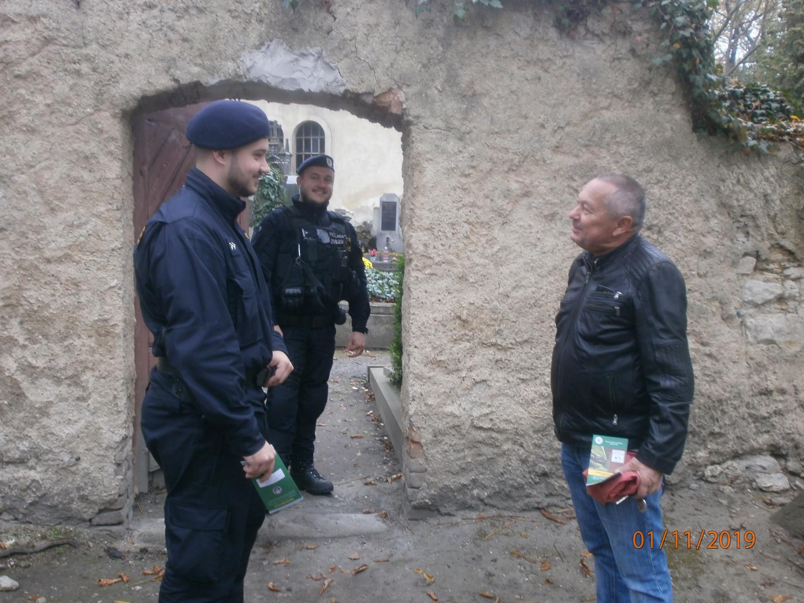 Policejní kontroly na hřbitovech