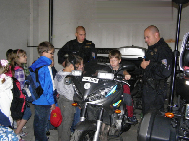 Policejní motorka zaujala hlavně chlapce