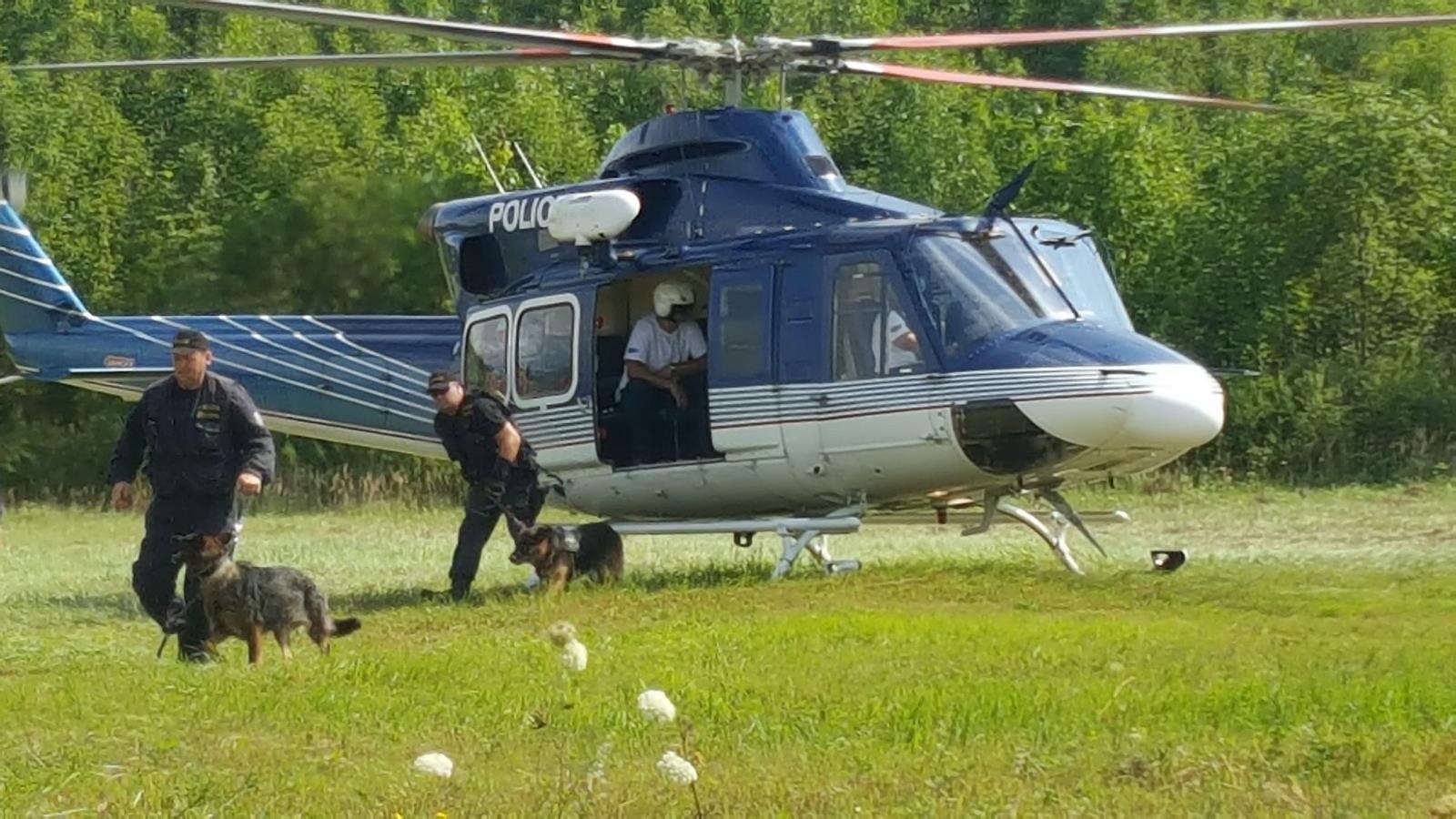 Policejní psi nacvičovali přelety vrtulníkem