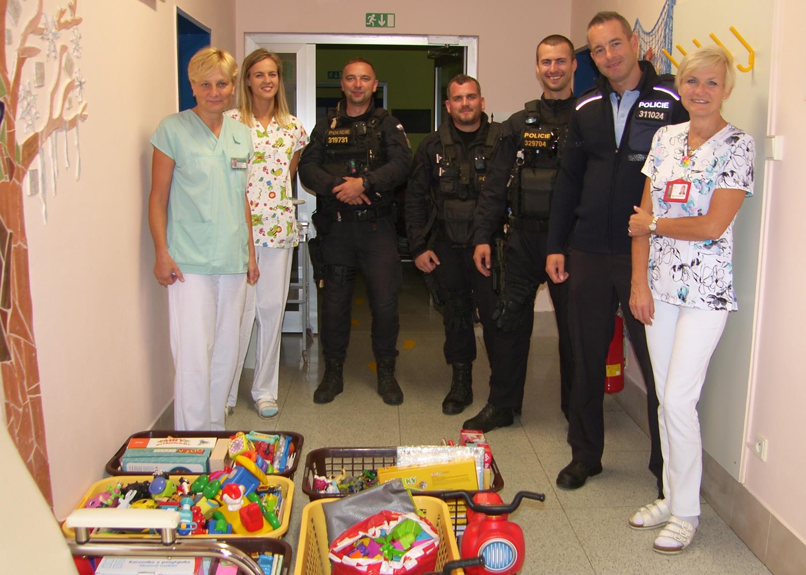 Policisté darovali hračky