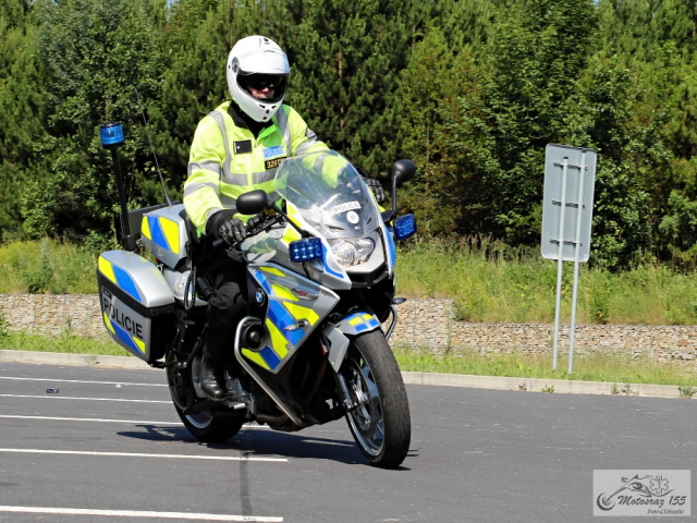 Policista s policejní motorkou