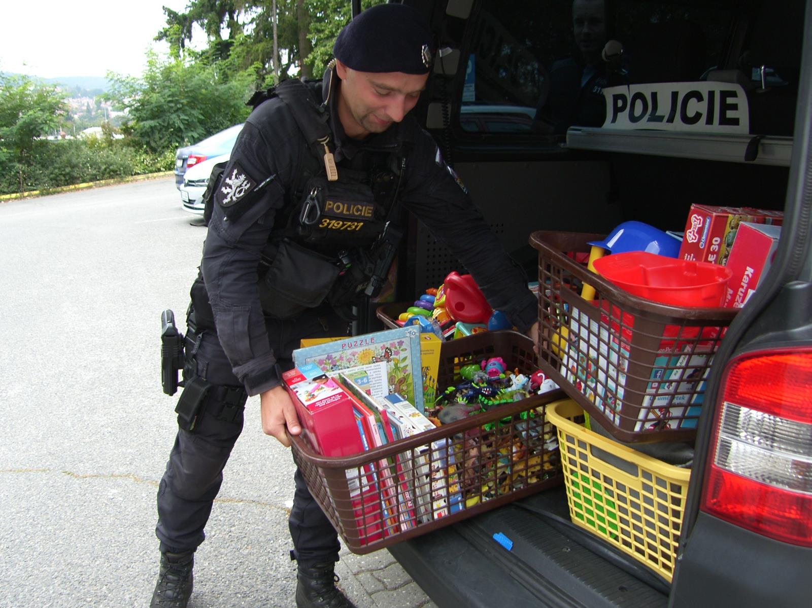 Policisté darovali hračky