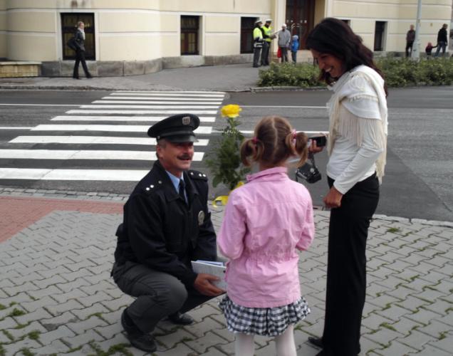 Policisté dohlíželi na chodce