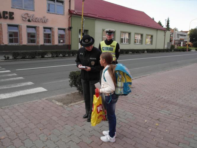 Policisté dohlíželi na chodce  