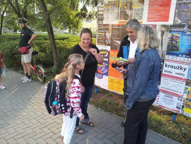 Policisté dohlíželi na chodce  