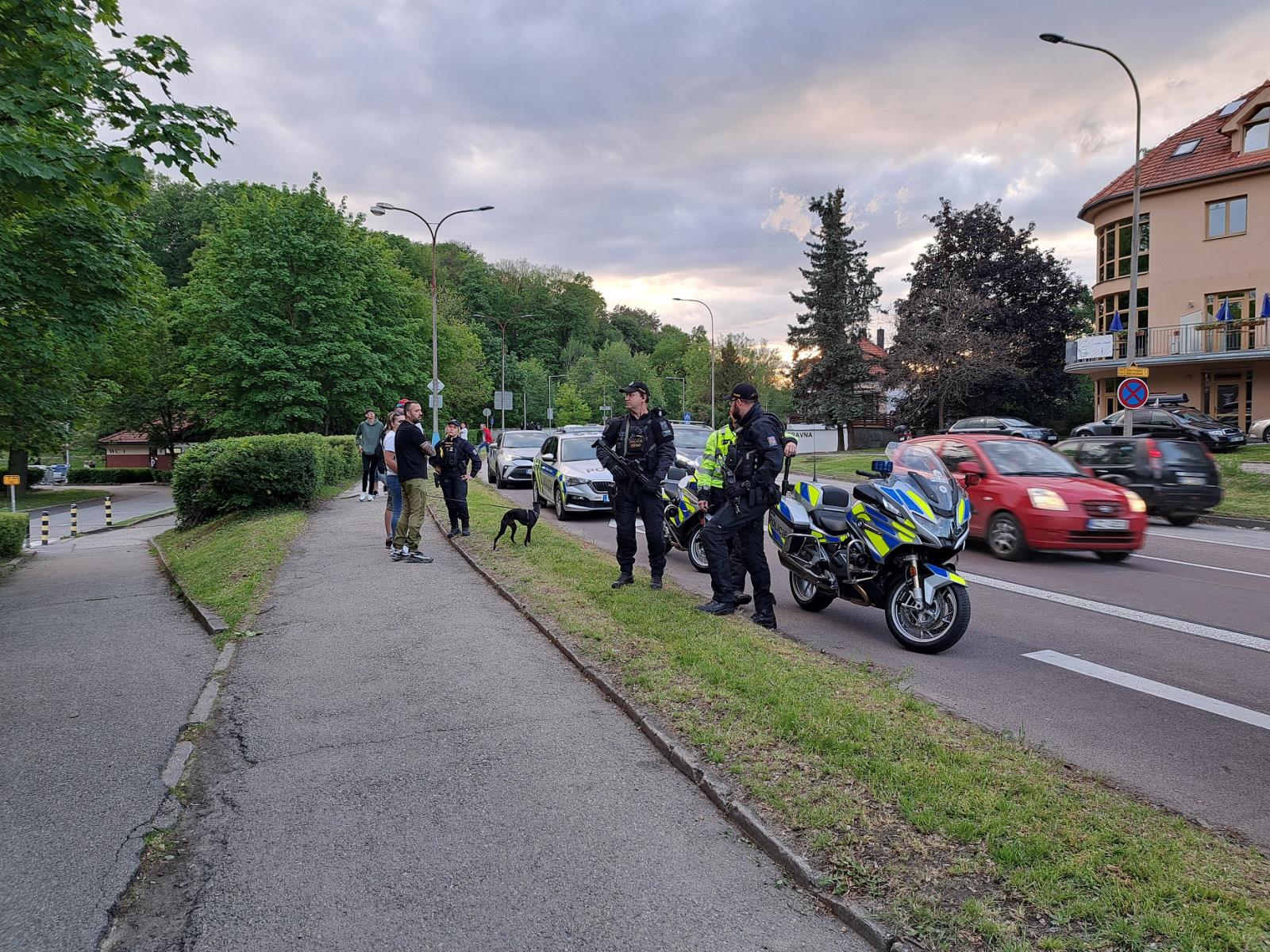 Policisté dohlíželi na hladký průběh rallye