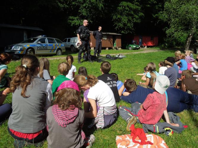 Policisté mezi táborníky