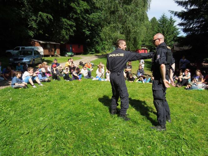 Policisté mezi táborníky