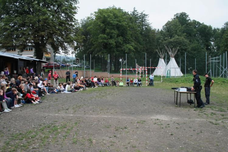 Policisté na dětském táboře (1).JPG