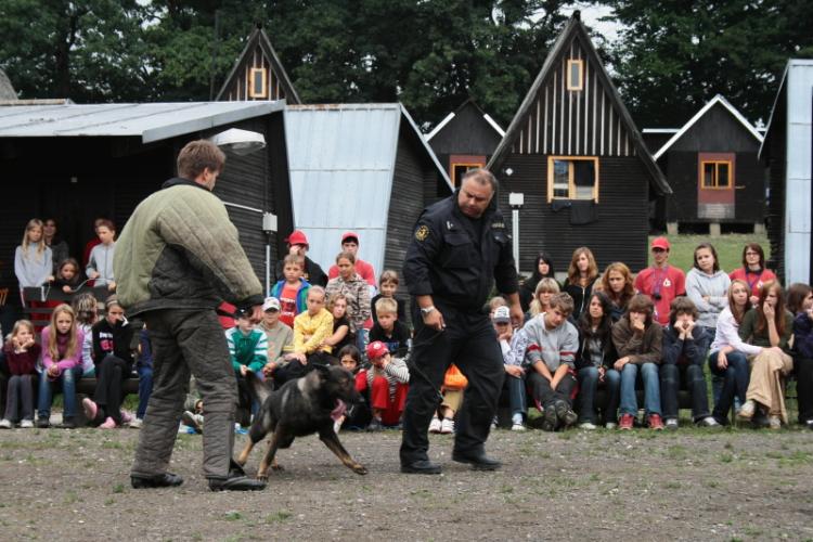 Policisté na dětském táboře (6).JPG