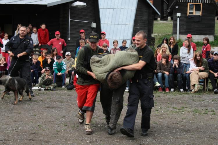 Policisté na dětském táboře (8).JPG