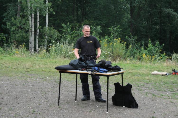 Policisté na dětském táboře (9).JPG