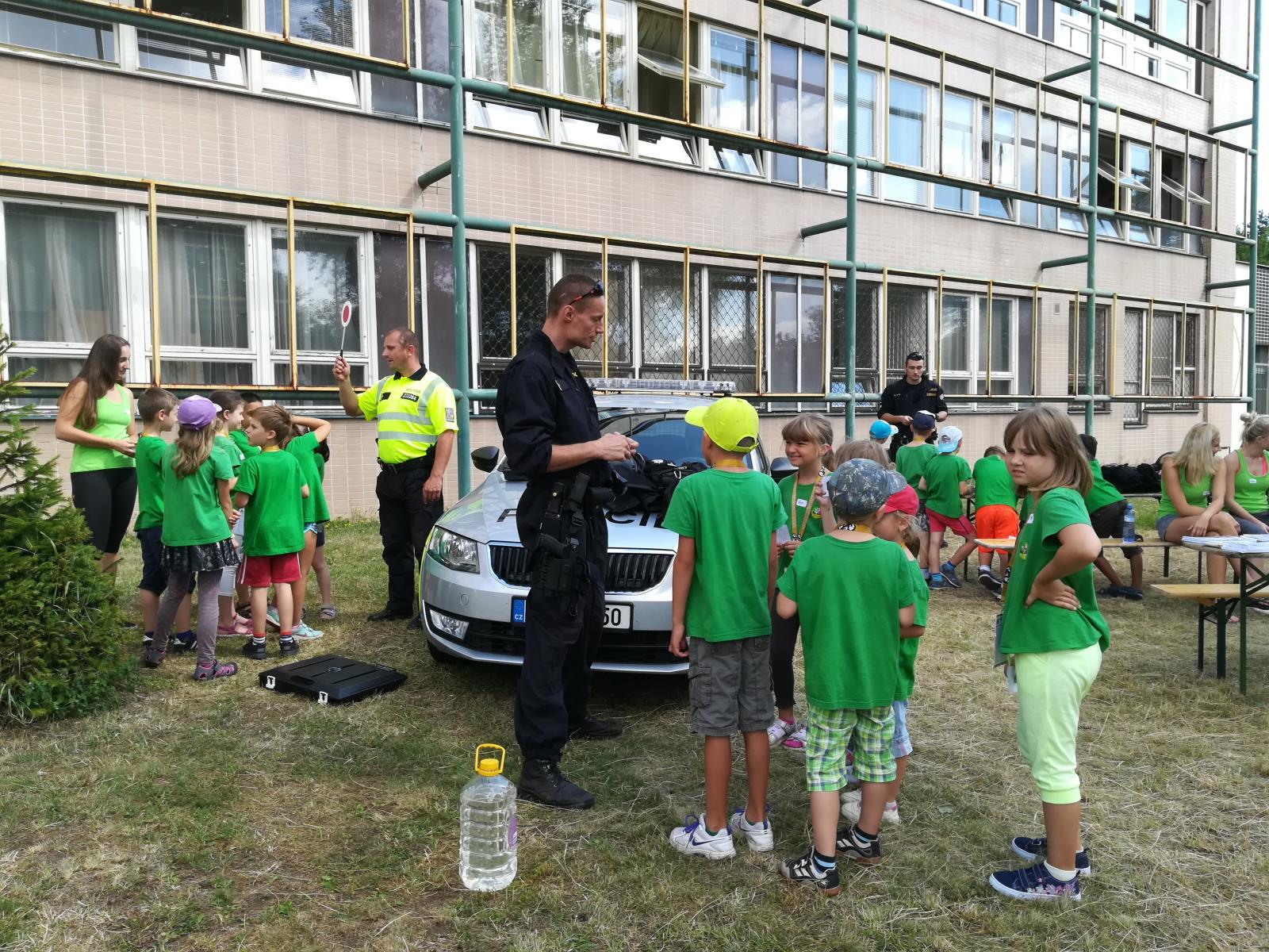 Policisté na táboře