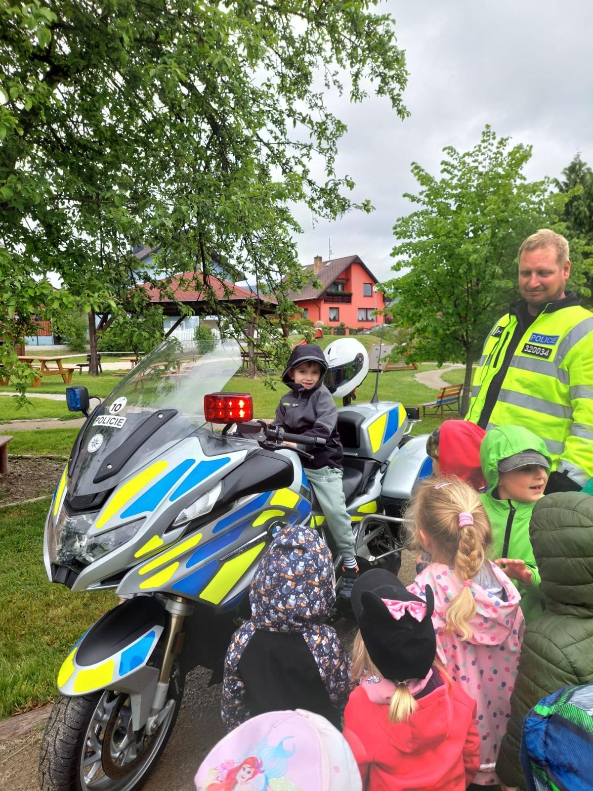 Policisté navštívili děti z mateřských školek