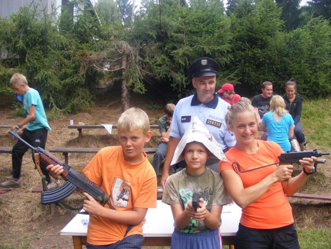 Policisté navštívili táborníky na Osice.JPG