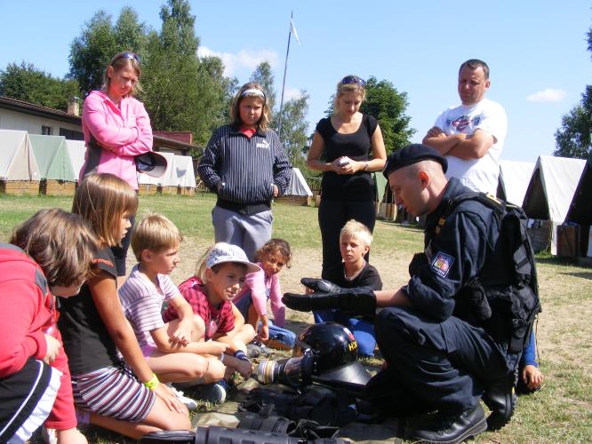 Policisté navštívili táborníky v Dolním Radíkově.JPG