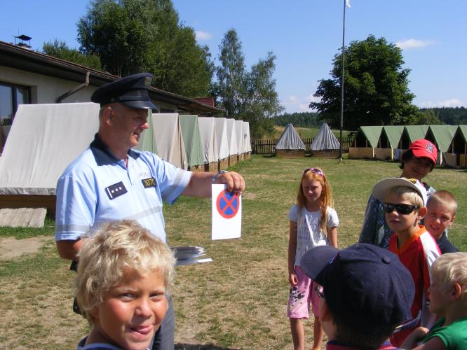 Policisté navštívili táborníky v Dolním Radíkově.JPG