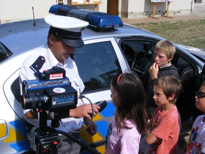 Policisté navštívili táborníky v Dolním Radíkově.JPG