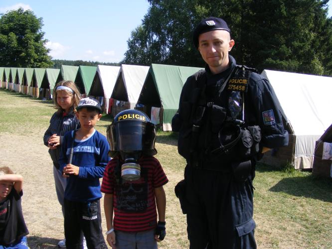 Policisté navštívili táborníky v Dolním Radíkově.JPG