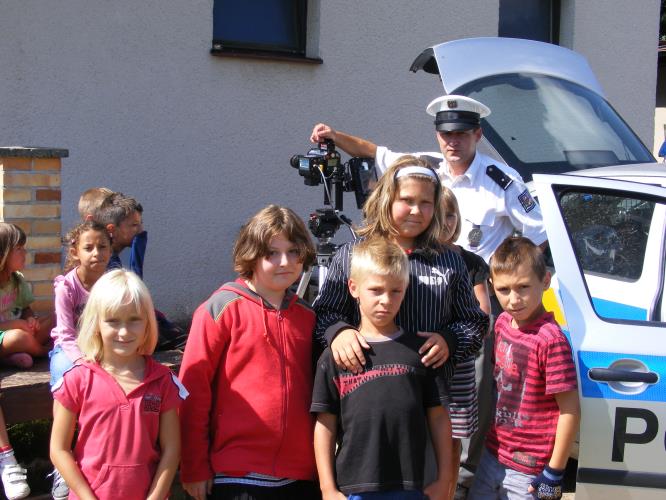 Policisté navštívili táborníky v Dolním Radíkově.JPG