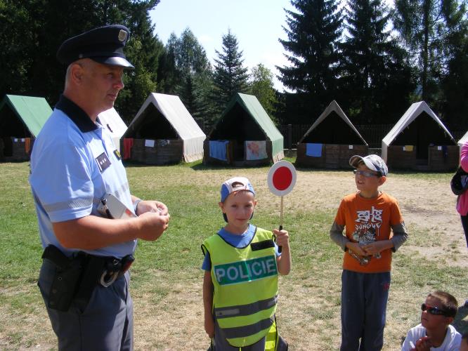 Policisté navštívili táborníky v Dolním Radíkově.JPG