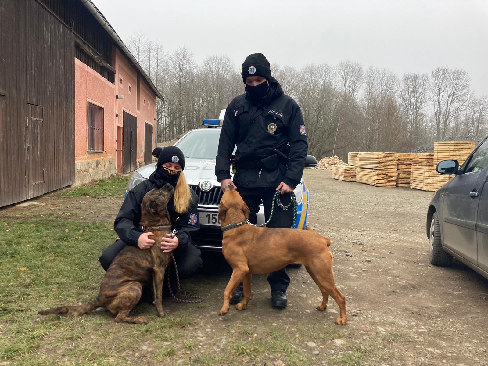 Policisté obdarovali psy v útulku - OOP Domažlice