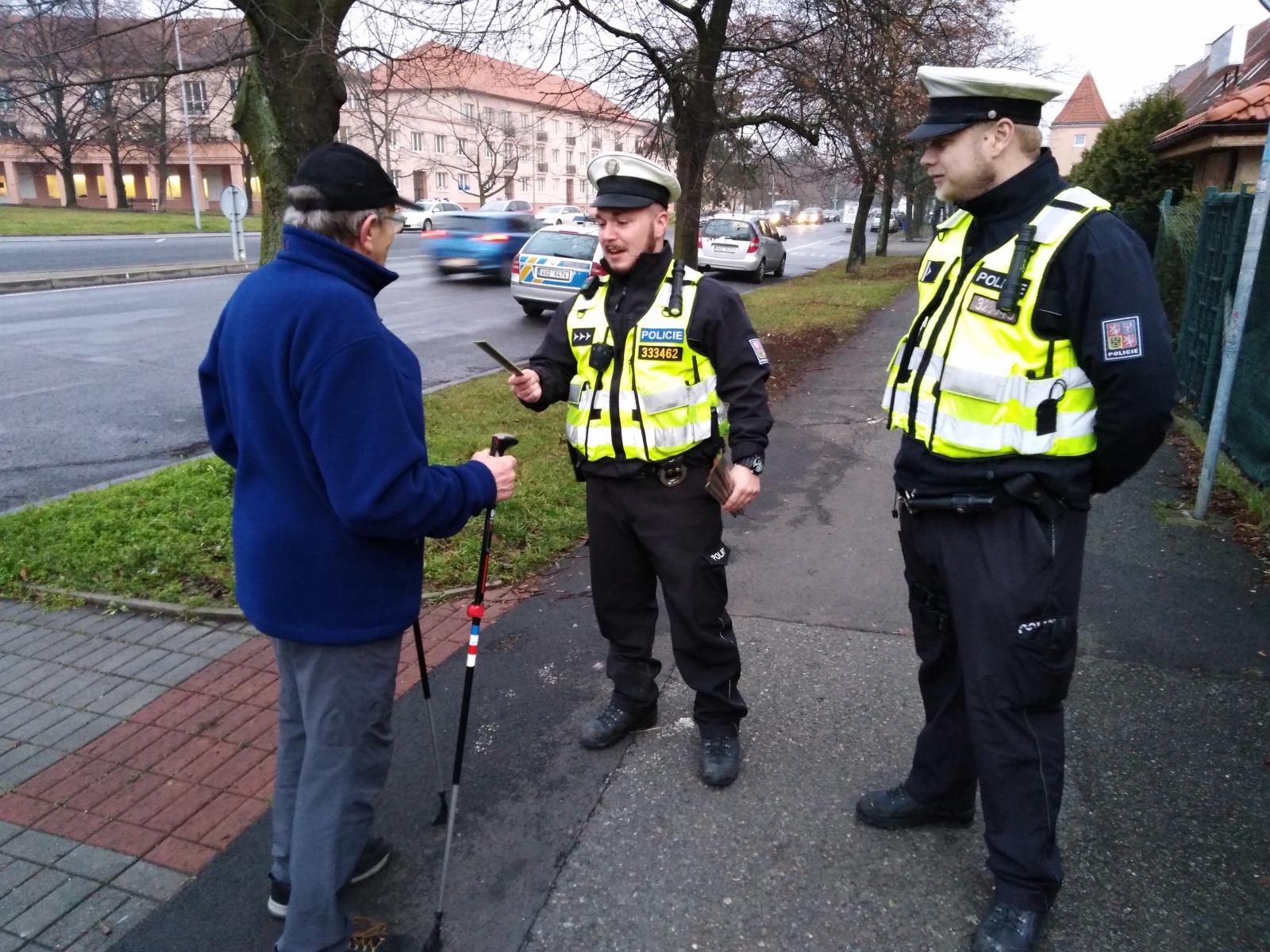 Policisté předávali reflexní doplňky