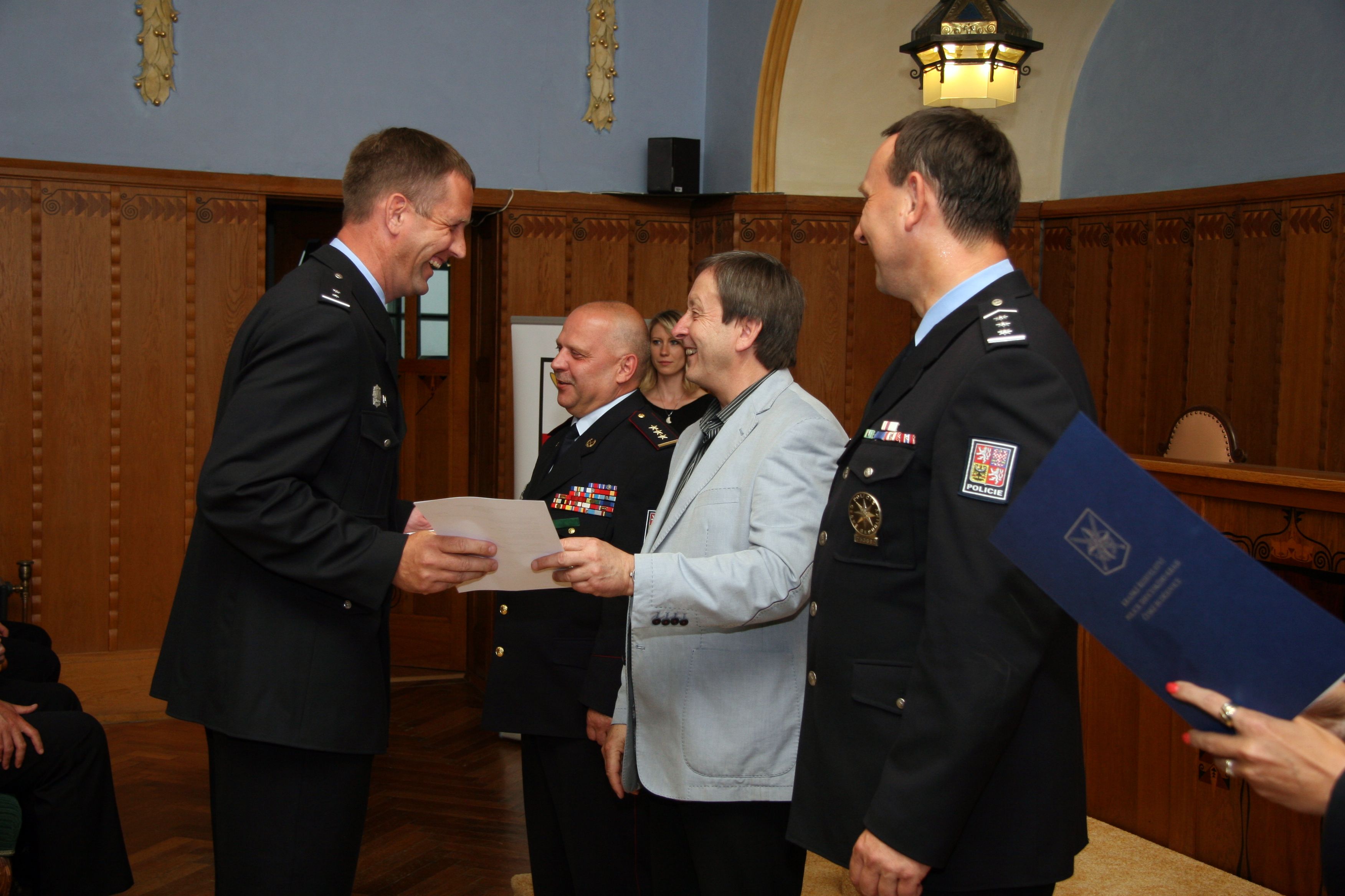 Policisté převzali medaile na Staré radnici v J.Hradci.JPG