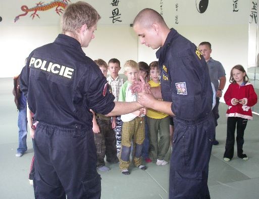 Policisté při ukázce