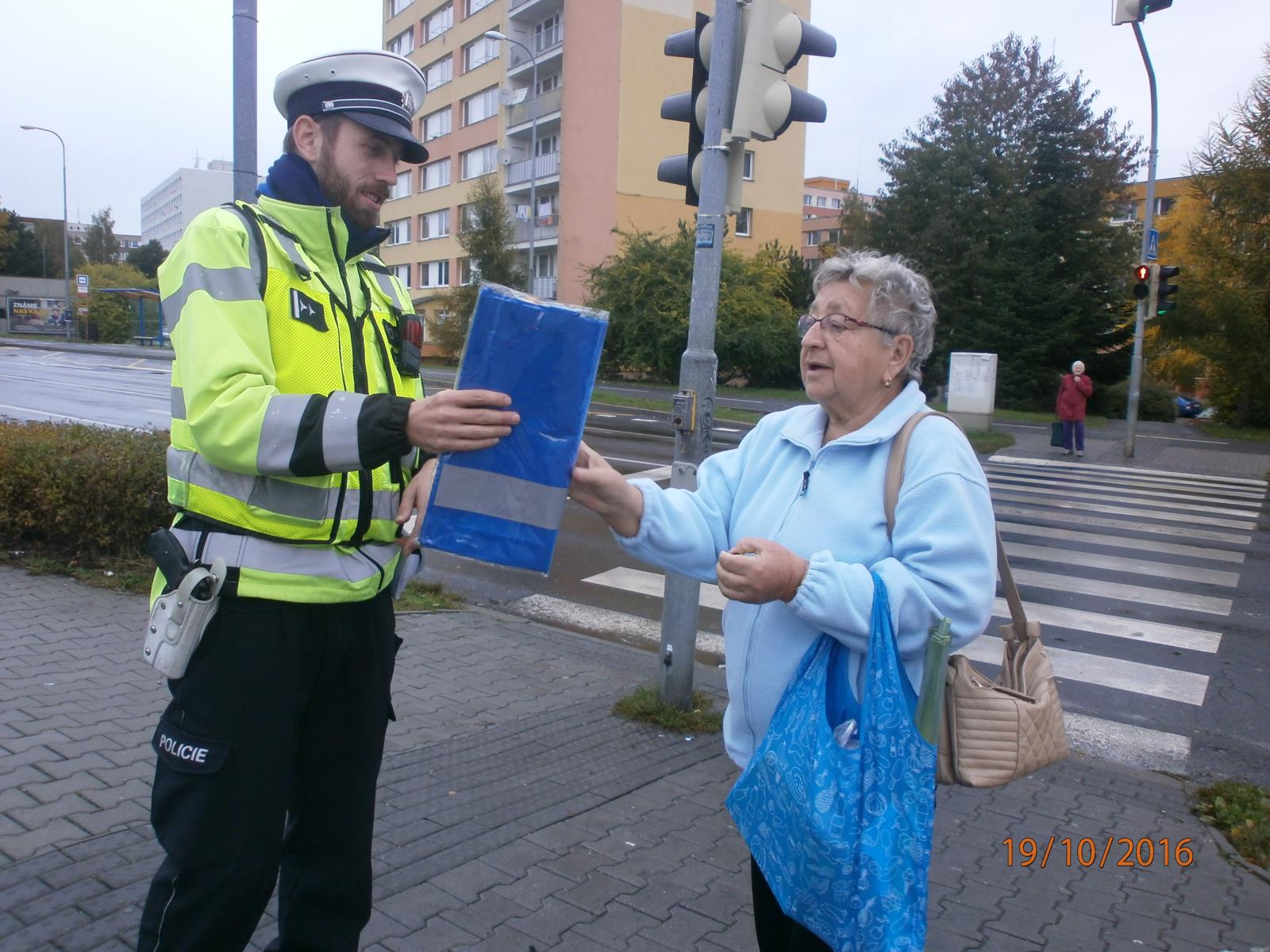 Policisté rozdávali reflexní prvky