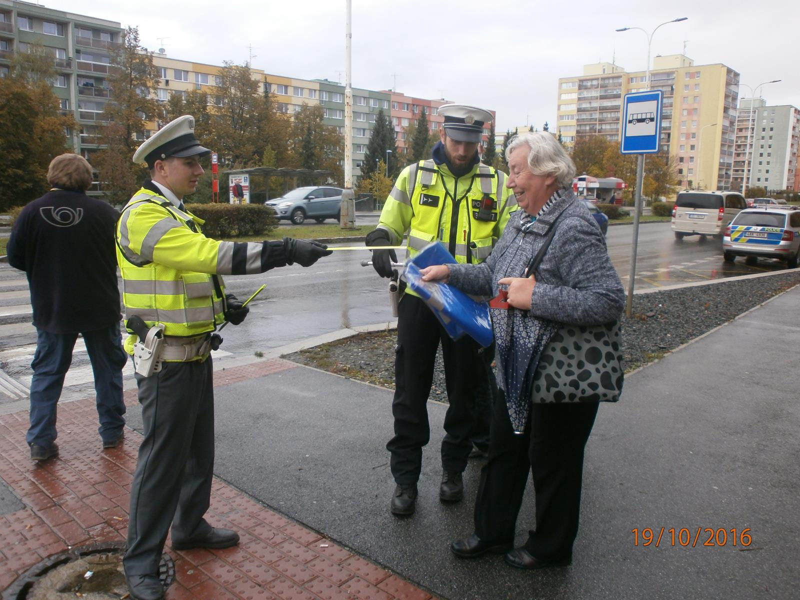 Policisté rozdávali reflexní prvky