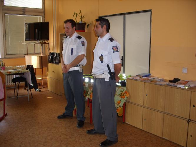 Policisté v perucké škole
