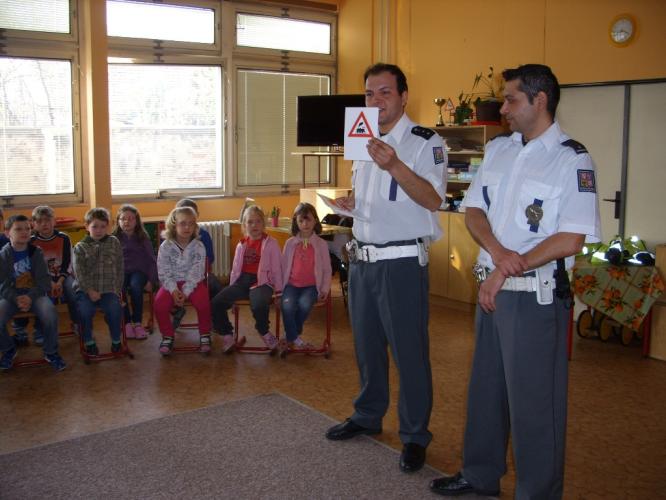 Policisté v perucké škole