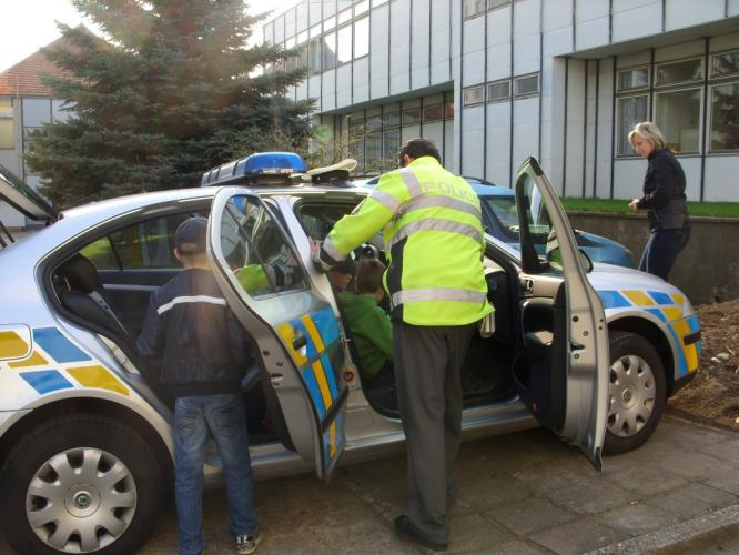 Policisté v perucké škole