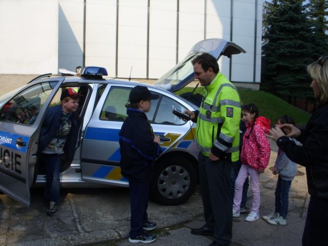 Policisté v perucké škole