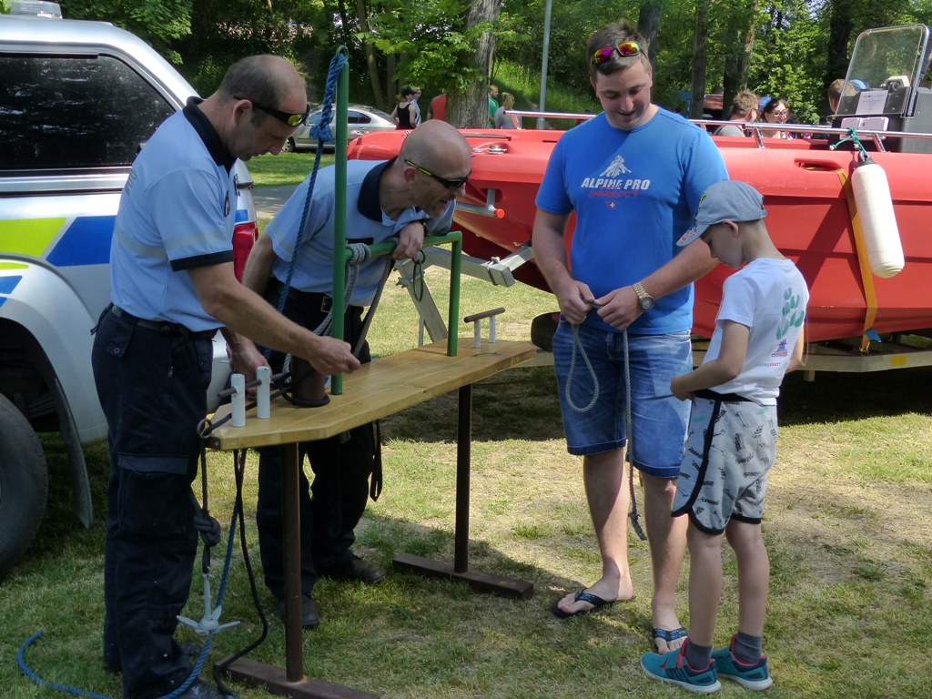 Policisté z poříčního oddělení připravili test z vázání uzlů