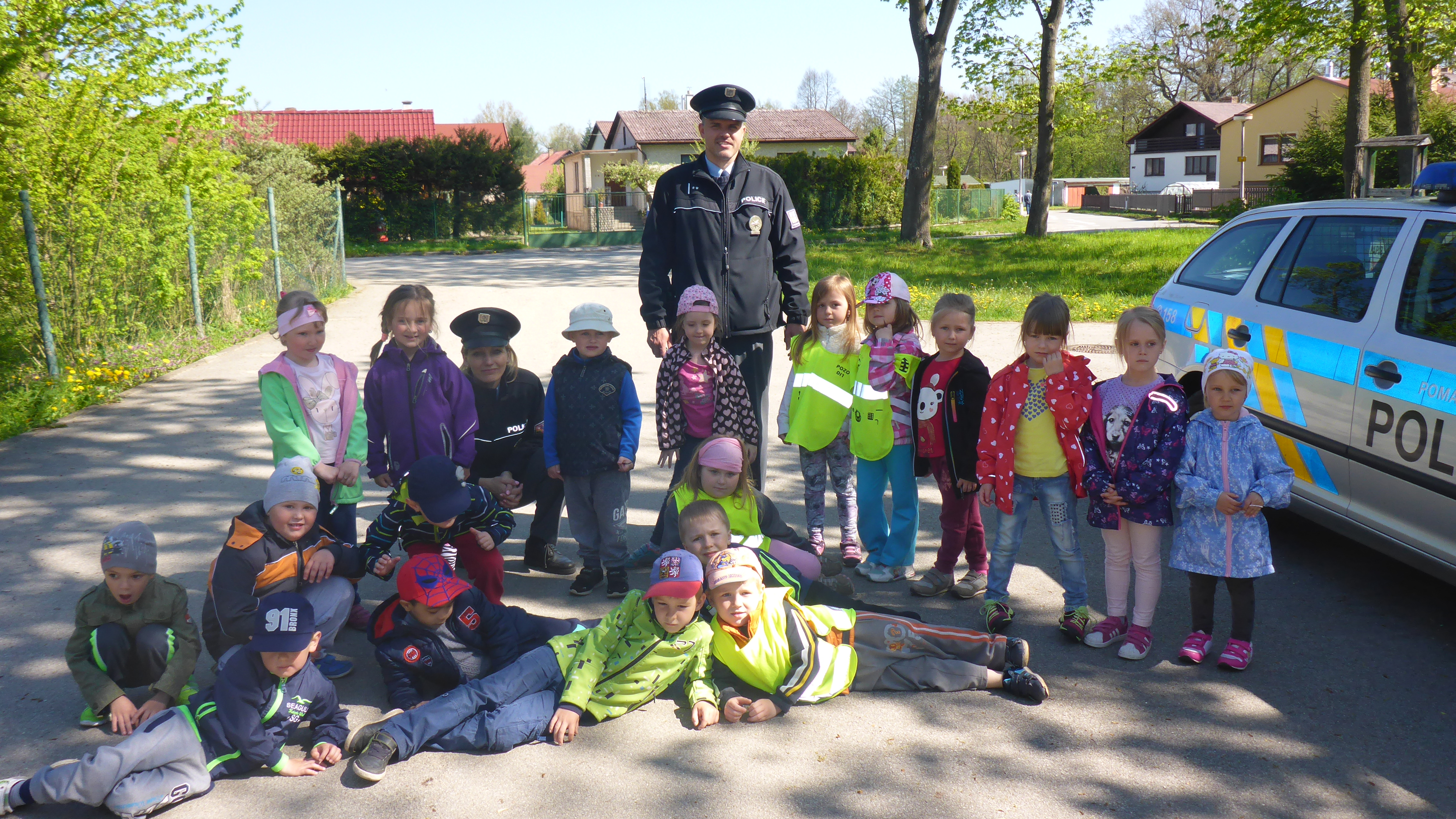 Policisté ze Suchdola nad Lužnicí navštívili místní mateřskou školu.JPG